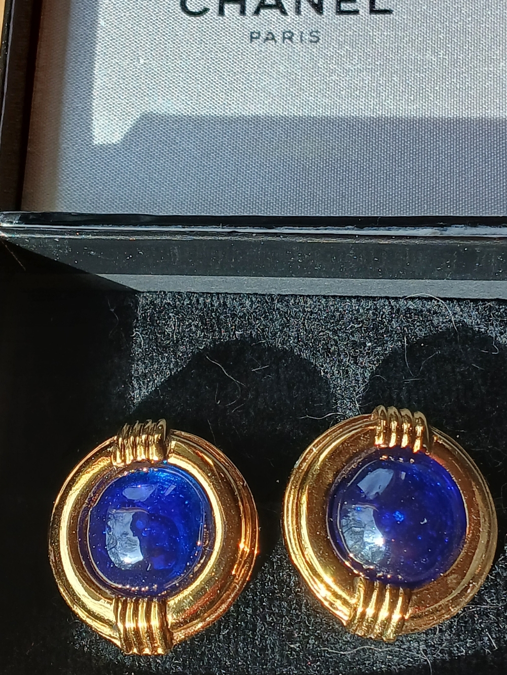 CHANEL Gold and Deep Blue Round Giroux Clip-On Earrings - Picture 3 of 13